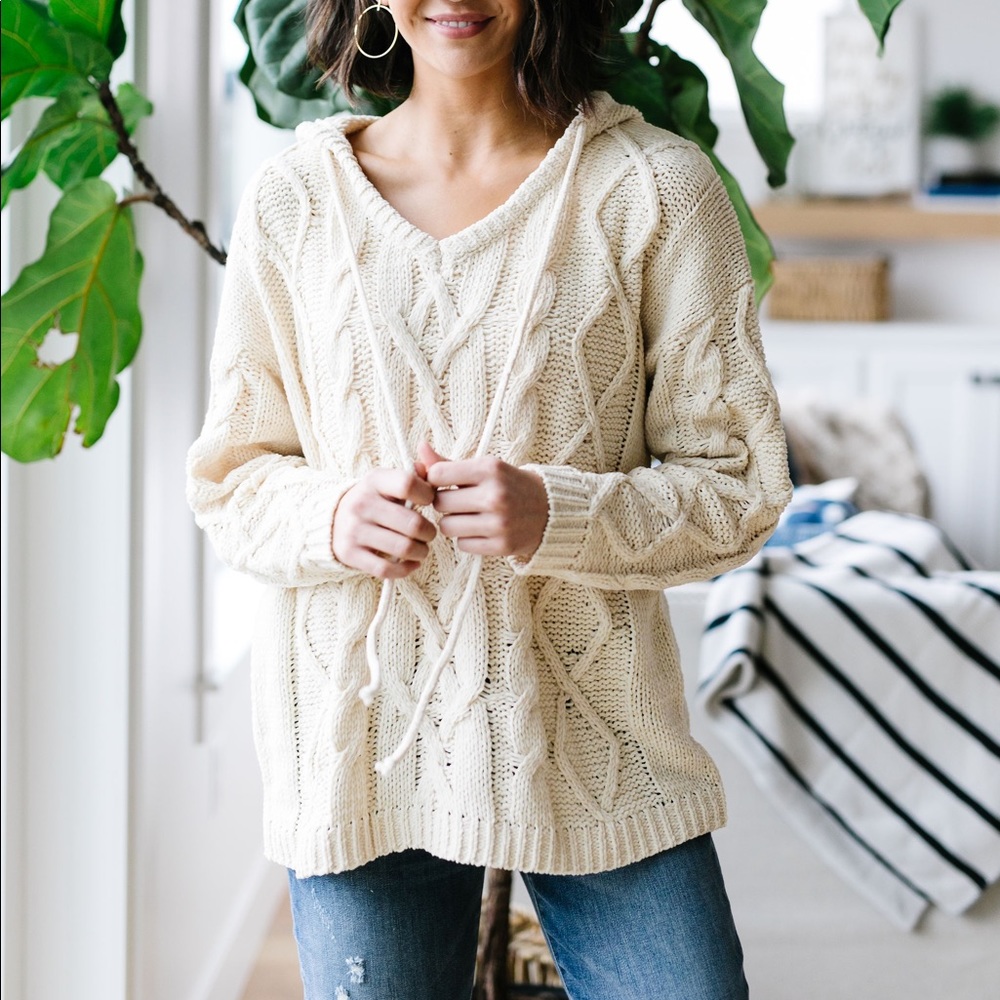 RESTOCKED❗️ Nantucket Hooded Cable Knit Sweater - Picture 4 of 9